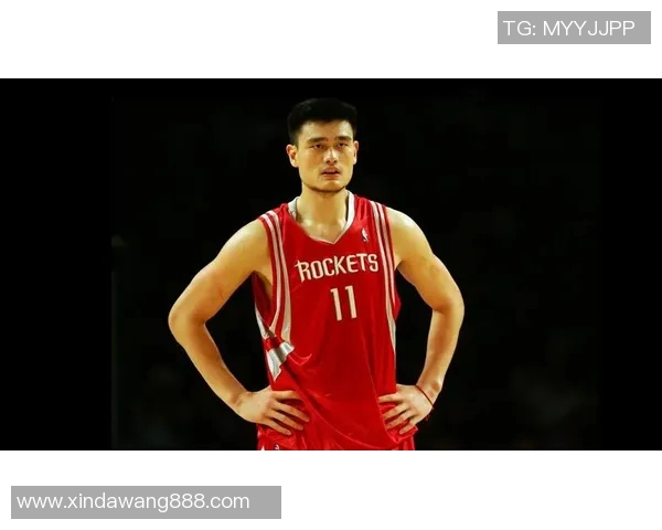 姚明黑色西服展现绅士风范与篮球巨星的完美结合 姚明黑色西服展现绅士风范与篮球巨星的完美结合