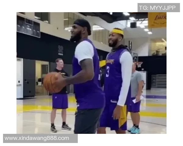 姚明领带风采尽显展现篮球巨星的优雅与魅力