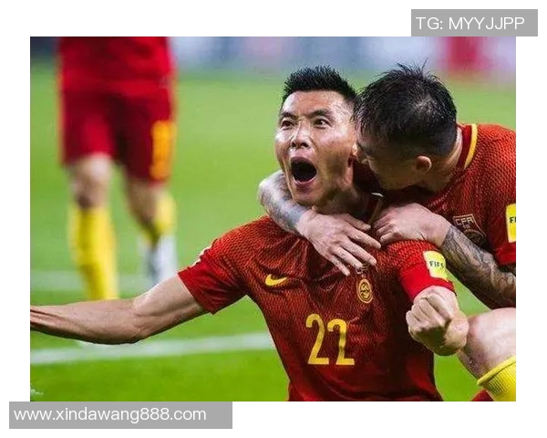 街头足球盛宴足球明星与球迷共舞绿茵场景尽显激情与快乐